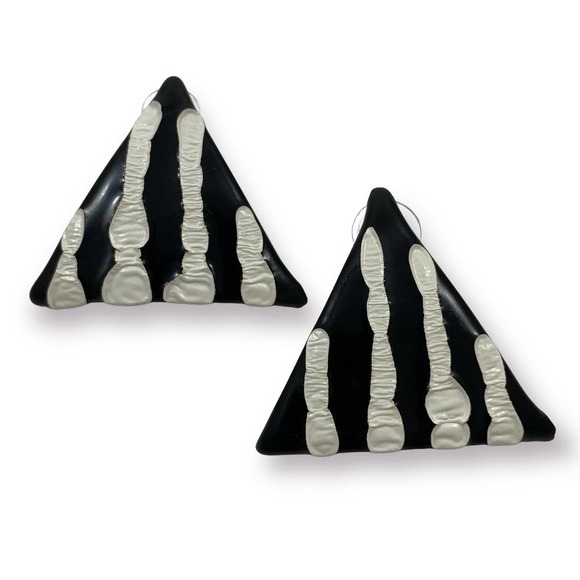 Vintage large triangular black and white pinstripe enamel earrings - Picture 10 of 11